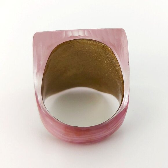 Lucite statement ring - pink pyramid, designer style (acrylic ring) - Picture 6 of 9